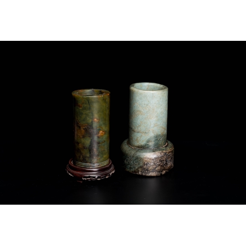 472 - Two Chinese jade brush pots, QingDescription:H.: 12,5 cm (the tallest incl. the stand) Provenance:- ... 