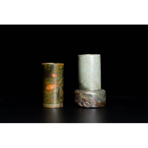 472 - Two Chinese jade brush pots, QingDescription:H.: 12,5 cm (the tallest incl. the stand) Provenance:- ... 