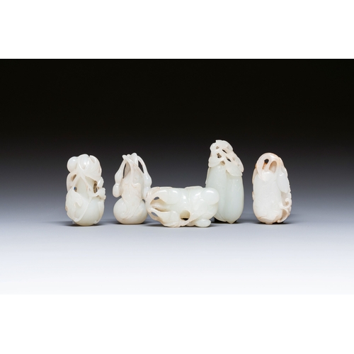 475 - Five Chinese white and celadon jade carvings, Qing/RepublicDescription:Dim.: 6,7 x 3 x 2,1 cm (the c... 