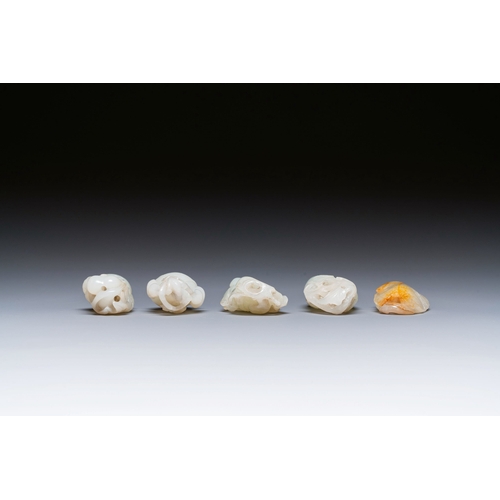 475 - Five Chinese white and celadon jade carvings, Qing/RepublicDescription:Dim.: 6,7 x 3 x 2,1 cm (the c... 