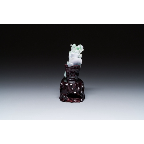 477 - A Chinese jadeite carving of a cabbage on wooden stand, RepublicDescription:Dim.: 14 x 13 x 5,5 cm (... 