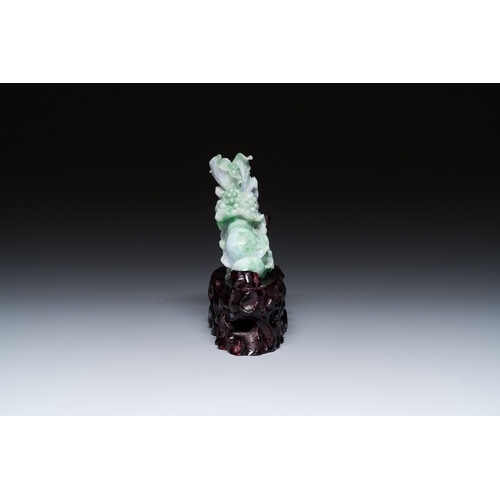 477 - A Chinese jadeite carving of a cabbage on wooden stand, RepublicDescription:Dim.: 14 x 13 x 5,5 cm (... 