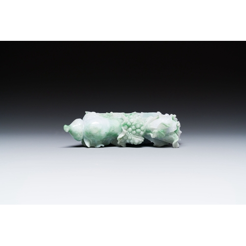 477 - A Chinese jadeite carving of a cabbage on wooden stand, RepublicDescription:Dim.: 14 x 13 x 5,5 cm (... 