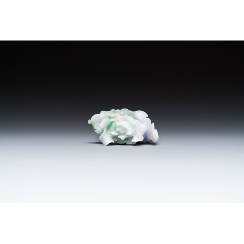 477 - A Chinese jadeite carving of a cabbage on wooden stand, RepublicDescription:Dim.: 14 x 13 x 5,5 cm (... 