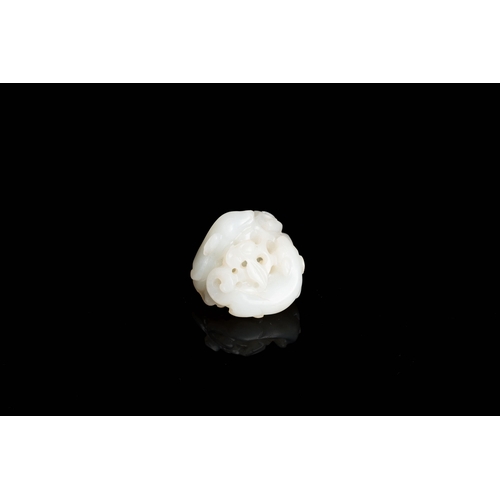 478 - A Chinese white jade 'twin deer' pendant, QingDescription:Dim.: 3,5 x 3,5 x 2,5 cm Provenance:- The ... 