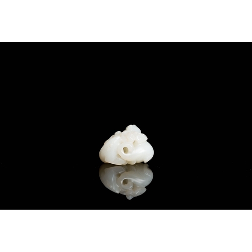 478 - A Chinese white jade 'twin deer' pendant, QingDescription:Dim.: 3,5 x 3,5 x 2,5 cm Provenance:- The ... 