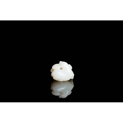 478 - A Chinese white jade 'twin deer' pendant, QingDescription:Dim.: 3,5 x 3,5 x 2,5 cm Provenance:- The ... 