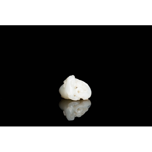 478 - A Chinese white jade 'twin deer' pendant, QingDescription:Dim.: 3,5 x 3,5 x 2,5 cm Provenance:- The ... 