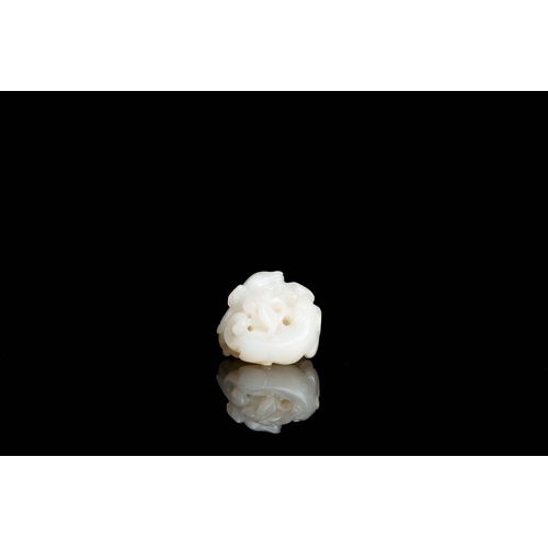 478 - A Chinese white jade 'twin deer' pendant, QingDescription:Dim.: 3,5 x 3,5 x 2,5 cm Provenance:- The ... 