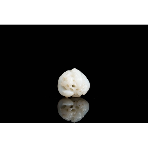 478 - A Chinese white jade 'twin deer' pendant, QingDescription:Dim.: 3,5 x 3,5 x 2,5 cm Provenance:- The ... 