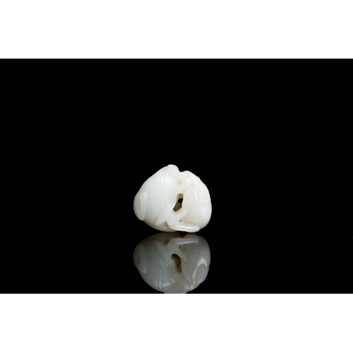 478 - A Chinese white jade 'twin deer' pendant, QingDescription:Dim.: 3,5 x 3,5 x 2,5 cm Provenance:- The ... 