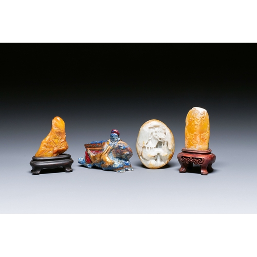 481 - Four Chinese jade and lapis lazuli carvings, 19/20th C.Description:L.: 9,5 cm - H.: 6,5 cm (the lapi... 