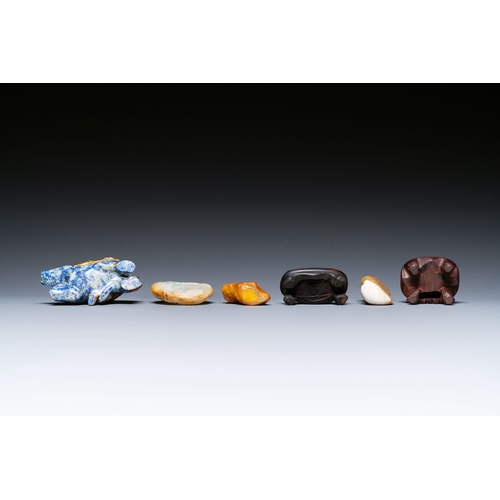 481 - Four Chinese jade and lapis lazuli carvings, 19/20th C.Description:L.: 9,5 cm - H.: 6,5 cm (the lapi... 