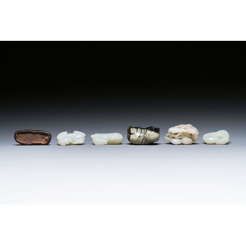 482 - Five Chinese white, celadon and grey-black jade carvings, Qing/RepublicDescription:Dim.: 5,3 x 3 x 3... 