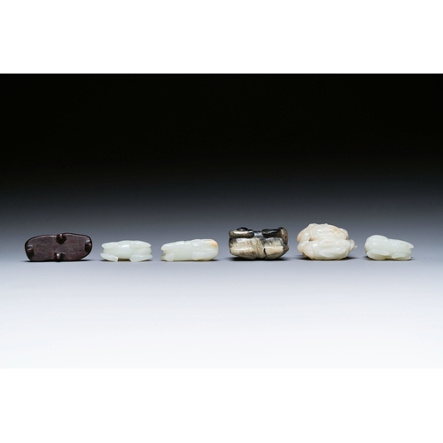 482 - Five Chinese white, celadon and grey-black jade carvings, Qing/RepublicDescription:Dim.: 5,3 x 3 x 3... 