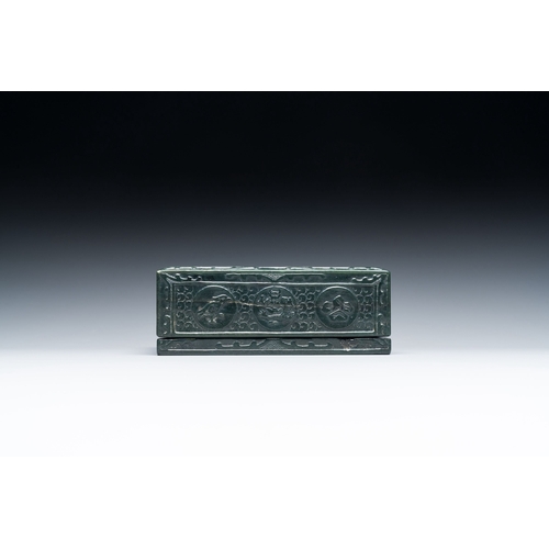 488 - A square Chinese spinach jade box and cover, 19th C.Description:Dim.: 11,5 x 11,5 x 4,5 cmCondition ... 