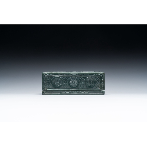 488 - A square Chinese spinach jade box and cover, 19th C.Description:Dim.: 11,5 x 11,5 x 4,5 cmCondition ... 