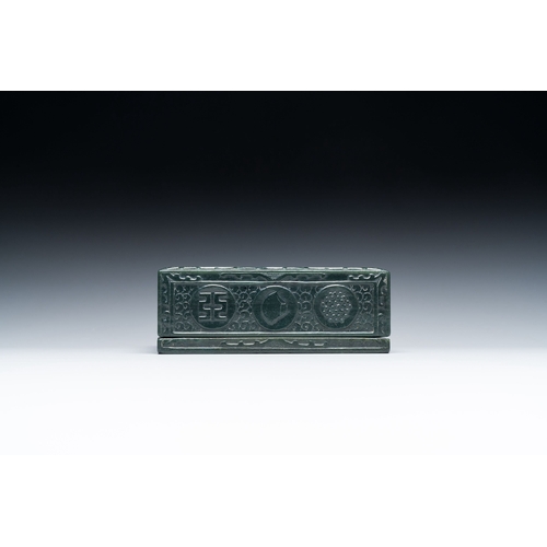 488 - A square Chinese spinach jade box and cover, 19th C.Description:Dim.: 11,5 x 11,5 x 4,5 cmCondition ... 