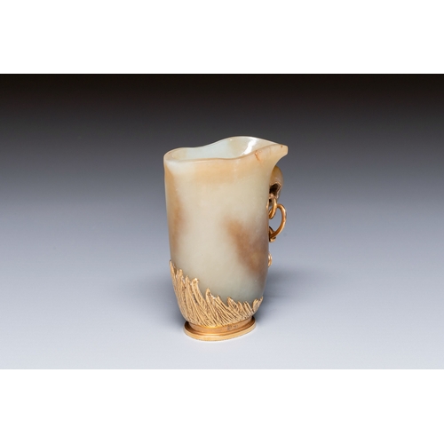 489 - A Chinese jade rhyton with 18k gold mount, 19th C.Description:H.: 7,5 cmCondition reports:Please con... 