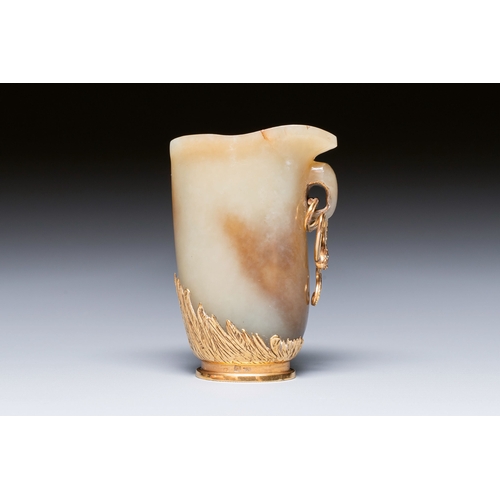 489 - A Chinese jade rhyton with 18k gold mount, 19th C.Description:H.: 7,5 cmCondition reports:Please con... 