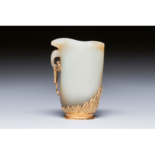 489 - A Chinese jade rhyton with 18k gold mount, 19th C.Description:H.: 7,5 cmCondition reports:Please con... 