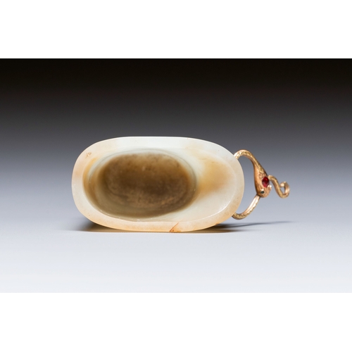 489 - A Chinese jade rhyton with 18k gold mount, 19th C.Description:H.: 7,5 cmCondition reports:Please con... 