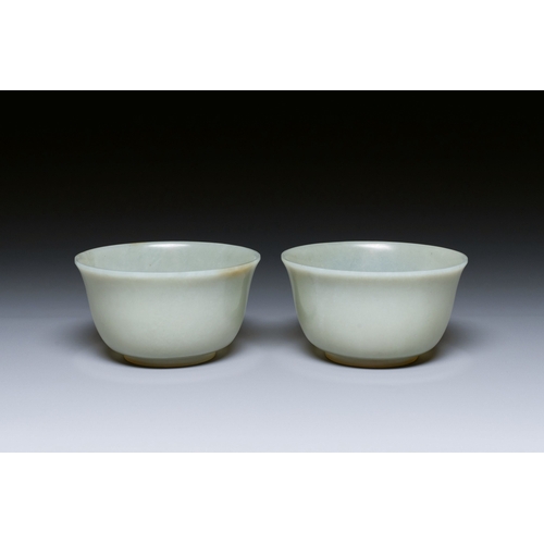 491 - A pair of Chinese pale celadon jade bowls, 19th C.Description:Dia.: 10 cm - H.: 5,5 cmCondition repo... 