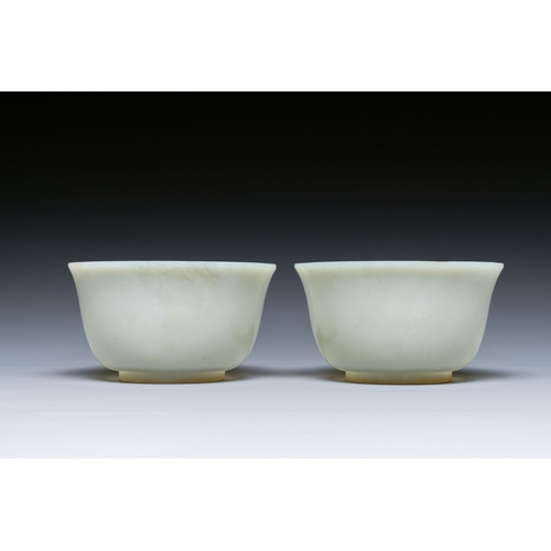 491 - A pair of Chinese pale celadon jade bowls, 19th C.Description:Dia.: 10 cm - H.: 5,5 cmCondition repo... 