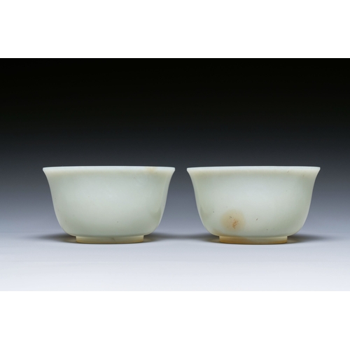 491 - A pair of Chinese pale celadon jade bowls, 19th C.Description:Dia.: 10 cm - H.: 5,5 cmCondition repo... 