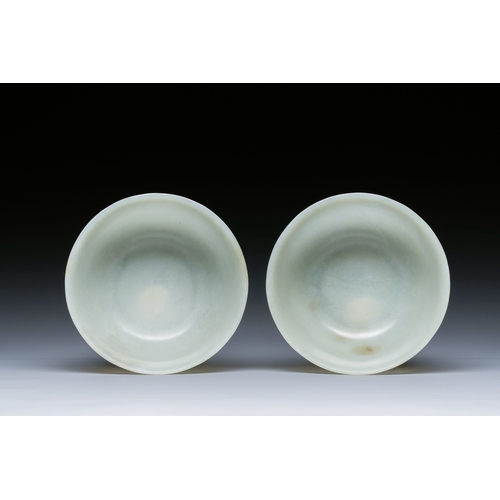 491 - A pair of Chinese pale celadon jade bowls, 19th C.Description:Dia.: 10 cm - H.: 5,5 cmCondition repo... 