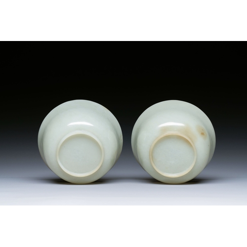 491 - A pair of Chinese pale celadon jade bowls, 19th C.Description:Dia.: 10 cm - H.: 5,5 cmCondition repo... 