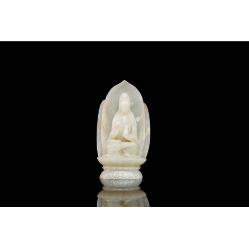 492 - A Chinese white jade sculpture of Guanyin on a lotus throne, QingDescription:H.: 12,5 cmCondition re... 