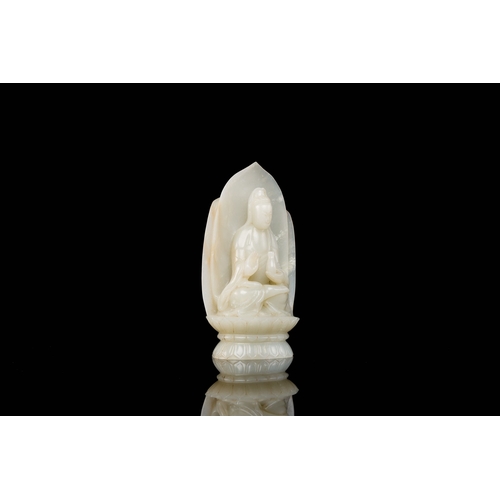 492 - A Chinese white jade sculpture of Guanyin on a lotus throne, QingDescription:H.: 12,5 cmCondition re... 