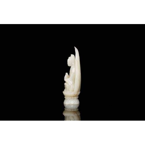 492 - A Chinese white jade sculpture of Guanyin on a lotus throne, QingDescription:H.: 12,5 cmCondition re... 