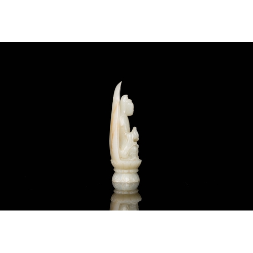 492 - A Chinese white jade sculpture of Guanyin on a lotus throne, QingDescription:H.: 12,5 cmCondition re... 