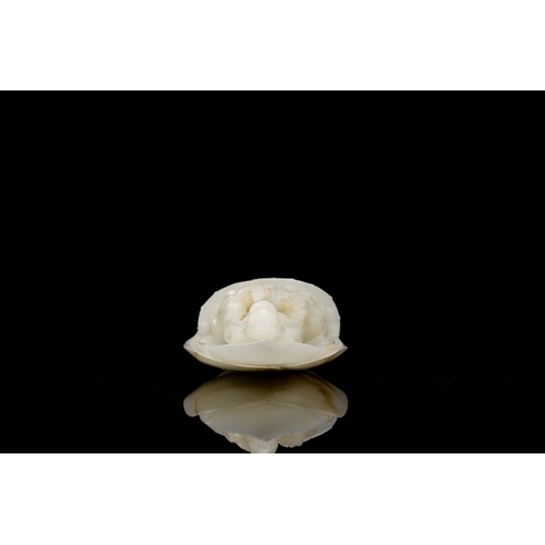 492 - A Chinese white jade sculpture of Guanyin on a lotus throne, QingDescription:H.: 12,5 cmCondition re... 