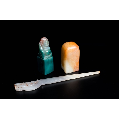 497 - A Chinese white jade hairpin and two jade seal stamps, QingDescription:L.: 21,5 cm (the hairpin)Dim.... 