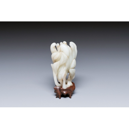 498 - A fine Chinese white jade carving of a Buddha's hand on wooden stand, QingDescription:H.: 8 cm (incl... 