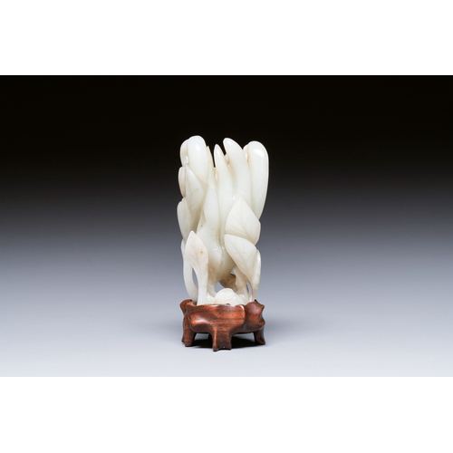 498 - A fine Chinese white jade carving of a Buddha's hand on wooden stand, QingDescription:H.: 8 cm (incl... 