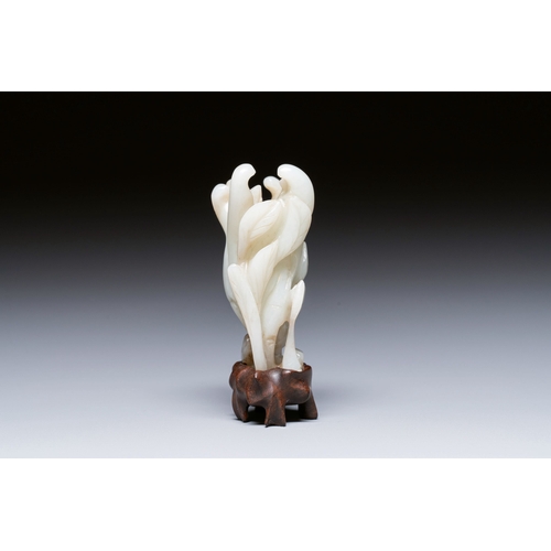 498 - A fine Chinese white jade carving of a Buddha's hand on wooden stand, QingDescription:H.: 8 cm (incl... 