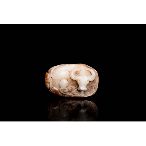 500 - A Chinese white and russet jade 'buffalo' pendant, 19th C.Description:Dim.: 7,5 x 5 x 3 cm Provenanc... 