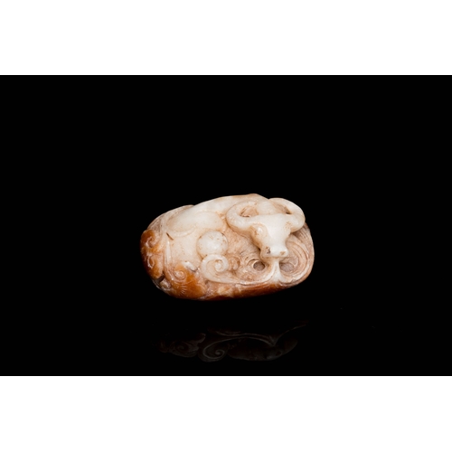 500 - A Chinese white and russet jade 'buffalo' pendant, 19th C.Description:Dim.: 7,5 x 5 x 3 cm Provenanc... 