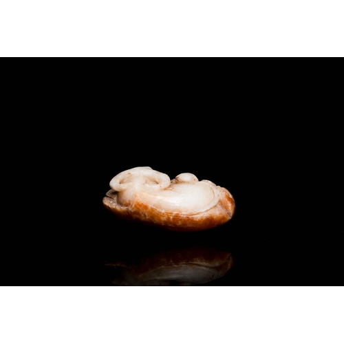 500 - A Chinese white and russet jade 'buffalo' pendant, 19th C.Description:Dim.: 7,5 x 5 x 3 cm Provenanc... 