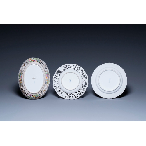 1028 - Nineteen polychrome Dresden porcelain plates and dishes, Meyers & Sohn, Germany, 19th C.Description:... 