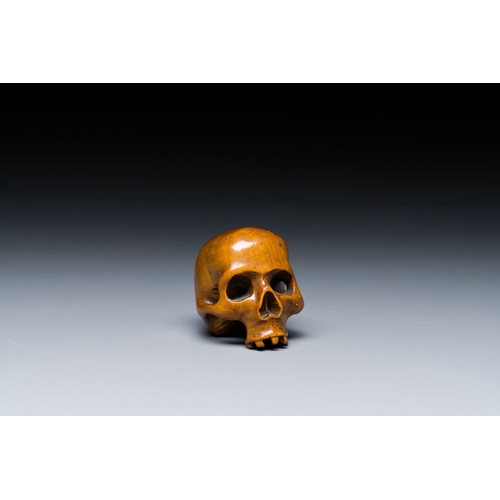 1033 - A German carved boxwood Vanitas or Memento Mori skull, 17th C.Description:H.: 3,5 cmCondition report... 