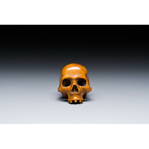 1033 - A German carved boxwood Vanitas or Memento Mori skull, 17th C.Description:H.: 3,5 cmCondition report... 