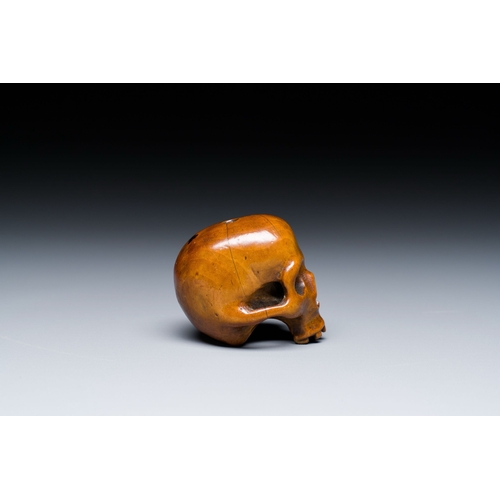 1033 - A German carved boxwood Vanitas or Memento Mori skull, 17th C.Description:H.: 3,5 cmCondition report... 