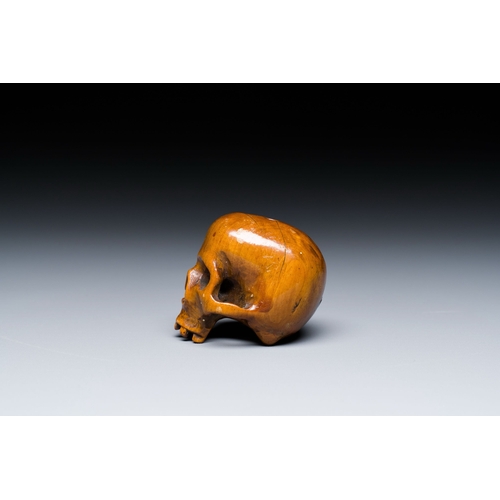 1033 - A German carved boxwood Vanitas or Memento Mori skull, 17th C.Description:H.: 3,5 cmCondition report... 