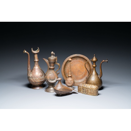 1115 - A varied collection of Islamic copper and tin utensils, 19/20th C.Description:H.: 37,5 cm - L.: 21 c... 