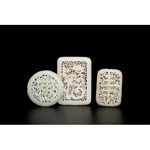 504 - Three Chinese reticulated white jade carvings, QingDescription:Dim.: 7 x 5 x 1,5 cm (the largest car... 